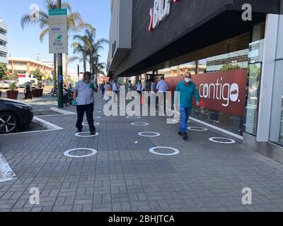 LIMA, PERU - APR 20. 2020: Menschen, die die physische und soziale Distanz in der Quarantäne in der Stadt Lima, Peru Stockfoto