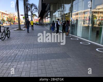 LIMA, PERU - APR 20. 2020: Menschen, die die physische und soziale Distanz in der Quarantäne in der Stadt Lima, Peru Stockfoto