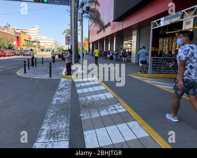 LIMA, PERU - APR 20. 2020: Menschen, die die physische und soziale Distanz in der Quarantäne in der Stadt Lima, Peru Stockfoto