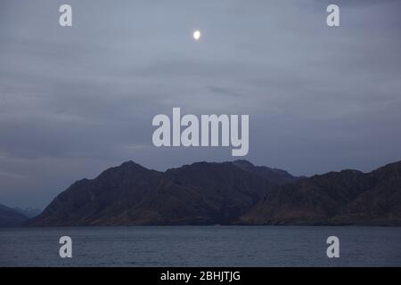 Der Mond steigt über dem Lake Wanaka in Wanaka, Neuseeland, am 6. März 2020 auf. Bild John Voos Stockfoto