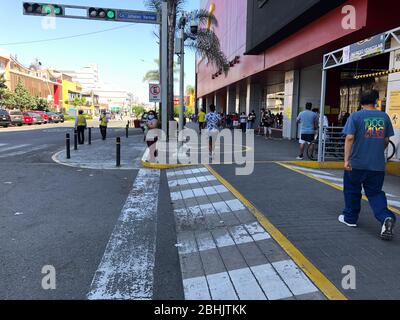 LIMA, PERU - APR 20. 2020: Menschen, die die physische und soziale Distanz in der Quarantäne in der Stadt Lima, Peru Stockfoto