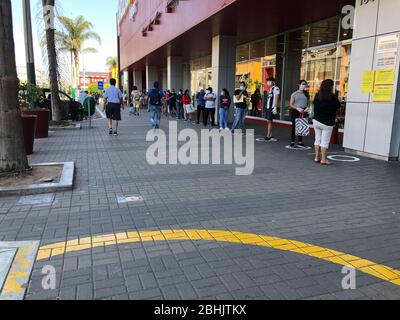 LIMA, PERU - APR 20. 2020: Menschen, die die physische und soziale Distanz in der Quarantäne in der Stadt Lima, Peru Stockfoto