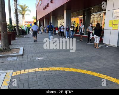 LIMA, PERU - APR 20. 2020: Menschen, die die physische und soziale Distanz in der Quarantäne in der Stadt Lima, Peru Stockfoto