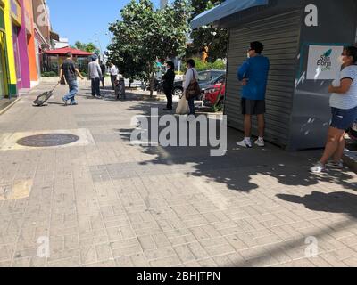 LIMA, PERU - APR 20. 2020: Menschen, die die physische und soziale Distanz in der Quarantäne in der Stadt Lima, Peru Stockfoto