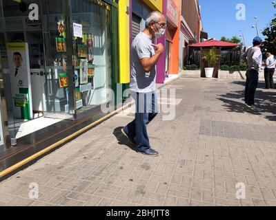 LIMA, PERU - APR 20. 2020: Menschen, die die physische und soziale Distanz in der Quarantäne in der Stadt Lima, Peru Stockfoto