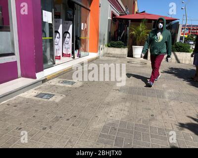 LIMA, PERU - APR 20. 2020: Menschen, die die physische und soziale Distanz in der Quarantäne in der Stadt Lima, Peru Stockfoto