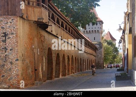 Teil der mittelalterlichen Befestigungssystem um die Altstadt von Sibiu, Rumänien, mit dem Potters Turm im Hintergrund gesehen Stockfoto