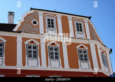 Sibiu, Rumänien. House of Luxembourg (Casa Luxemburg) Hotel, in einem mittelalterlichen Gebäude mit einer aufwendig dekorierten Fassade aus dem 17. Jahrhundert. Stockfoto