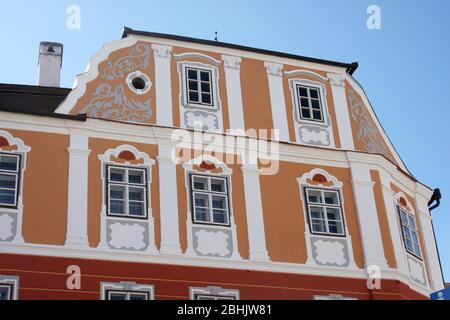 Sibiu, Rumänien. House of Luxembourg (Casa Luxemburg) Hotel, in einem mittelalterlichen Gebäude mit einer aufwendig dekorierten Fassade aus dem 17. Jahrhundert. Stockfoto