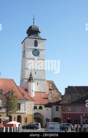 Sibiu, Rumänien. Der Rathausturm (Turnul Sfatului) aus dem 13. Jahrhundert auf dem kleinen Platz der Altstadt. Stockfoto