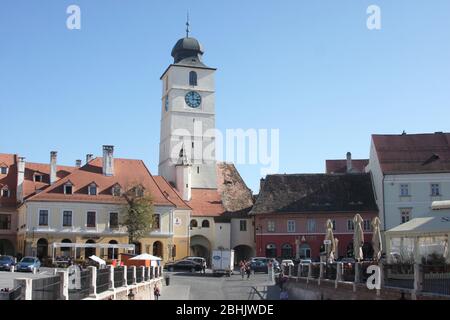 Sibiu, Rumänien. Der Rathausturm (Turnul Sfatului) aus dem 13. Jahrhundert auf dem kleinen Platz der Altstadt. Stockfoto