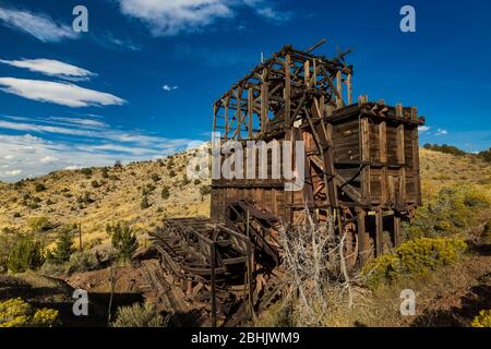 Die Pioche Aerial Tramway transportierte Silbererz aus den Minen in den 1920er und 1930er Jahren zur Godbe Mill in Pioche, Nevada, USA Stockfoto