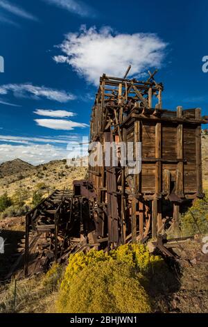 Die Pioche Aerial Tramway transportierte Silbererz aus den Minen in den 1920er und 1930er Jahren zur Godbe Mill in Pioche, Nevada, USA Stockfoto