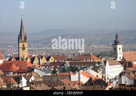 Sibiu, Rumänien. Blick über die Altstadt mit den Türmen der lutherischen Kathedrale der Heiligen Maria und der Jesuitenkirche (Dreifaltigkeitskirche). Stockfoto