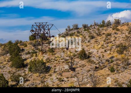 Die Pioche Aerial Tramway transportierte Silbererz aus den Minen in den 1920er und 1930er Jahren zur Godbe Mill in Pioche, Nevada, USA Stockfoto