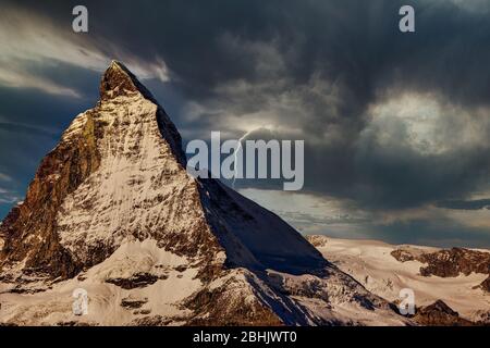 Gewitterwolken über Matterhorn, Schweiz. Stockfoto