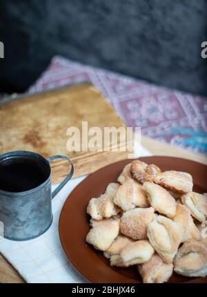 Frische knusprige Hüttenkäse-Kekse liegen auf einem braunen Teller Stockfoto