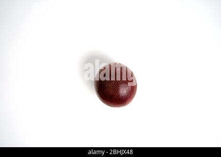Ganze Passionsfrucht, Maracuja isoliert auf weißem Hintergrund. Exotische tropische Früchte. Stockfoto