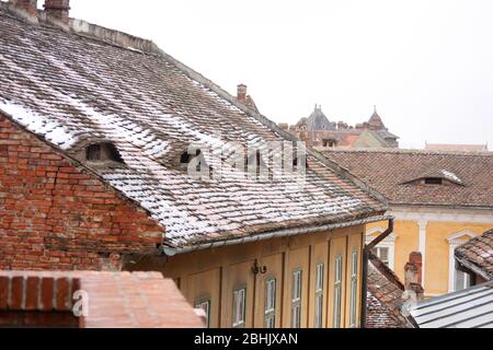 Sibiu, Rumänien. Original sächsische Gebäude mit Ziegeldächern in der Altstadt. Stockfoto