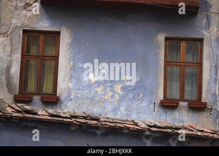 Fassade des Jahrhunderts alten Hauses in Sibiu, Rumänien Stockfoto