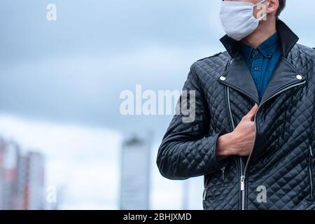 Junger Mann in einer Maske auf einem verschwommenen Hintergrund Stockfoto
