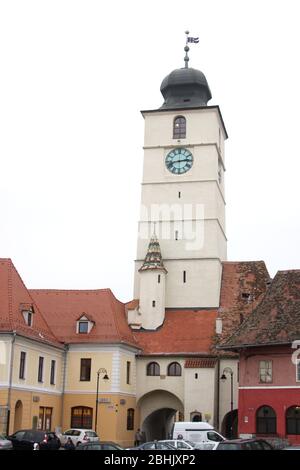 Sibiu, Rumänien. Der Rathausturm (Turnul Sfatului) aus dem 13. Jahrhundert auf dem kleinen Platz der Altstadt. Stockfoto