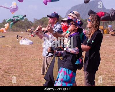 Satun, Thailand - 22. Februar 2020: Fünf Teilnehmer fliegen ihre Quad Line Drachen beim Satun International Kite Festival in Thailand. Das war der 40t Stockfoto