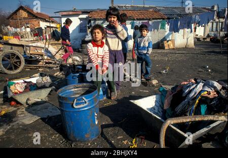 Roma-Kinder leben unter schlechten Bedingungen auf der Deponie Vardarishte am Fluss Vardar in Skopje, Mazedonien. Roma-Familien leben unter schlechten Bedingungen in Baracken, die sie neben der Müllhalde der Stadt gebaut haben, und suchen oft nach wertvollen Gegenständen im Abfall wie Kupfer. Stockfoto