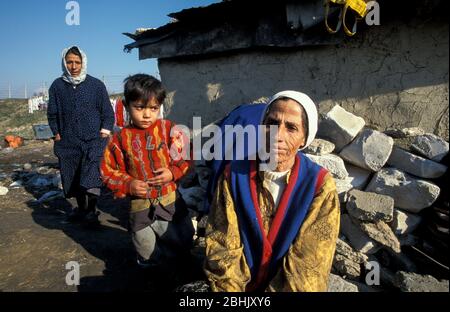 Die Roma-Familie lebt unter schlechten Bedingungen auf der Deponie Vardarishte am Fluss Vardar in Skopje, Mazedonien. Die Roma haben Hütten an der Müllhalde gebaut und wühlen durch die Abfälle, in denen sie leben, und finden manchmal Plastik oder Metall, die sie verkaufen können. Stockfoto