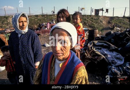 Die Roma-Familie lebt unter schlechten Bedingungen auf der Deponie Vardarishte am Fluss Vardar in Skopje, Mazedonien. Die Roma haben Hütten an der Müllhalde gebaut und wühlen durch die Abfälle, in denen sie leben, und finden manchmal Plastik oder Metall, die sie verkaufen können. Stockfoto