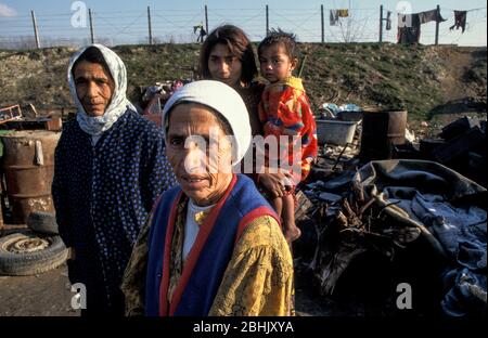 Die Roma-Familie lebt unter schlechten Bedingungen auf der Deponie Vardarishte am Fluss Vardar in Skopje, Mazedonien. Die Roma haben Hütten an der Müllhalde gebaut und wühlen durch die Abfälle, in denen sie leben, und finden manchmal Plastik oder Metall, die sie verkaufen können. Stockfoto