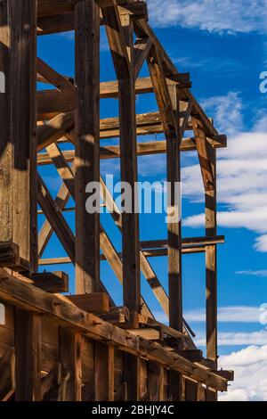 Die Pioche Aerial Tramway transportierte Silbererz aus den Minen in den 1920er und 1930er Jahren zur Godbe Mill in Pioche, Nevada, USA Stockfoto