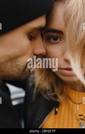 Nahaufnahme Porträt des Mannes in der Hut und blonde Frau Stockfoto