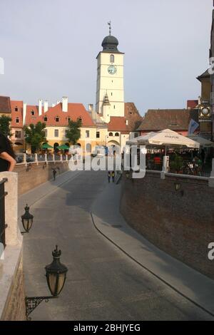 Der Ratsturm (Turnul Sfatului) und der kleine Platz in Sibiu, Rumänien Stockfoto