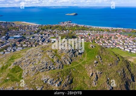 Luftaufnahme von North Berwick vom Gipfel des Berwick Law in East Lothian, Schottland, Großbritannien Stockfoto