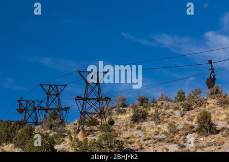 Die Pioche Aerial Tramway transportierte Silbererz aus den Minen in den 1920er und 1930er Jahren zur Godbe Mill in Pioche, Nevada, USA Stockfoto