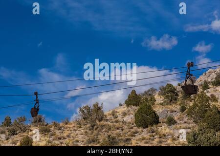 Die Pioche Aerial Tramway transportierte Silbererz aus den Minen in den 1920er und 1930er Jahren zur Godbe Mill in Pioche, Nevada, USA Stockfoto