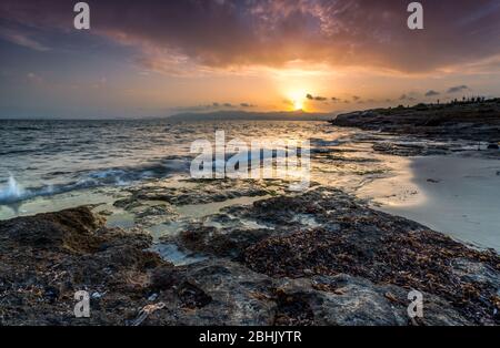 Sonnenuntergang am Strand Can Pere Antoni, Palma di Maiorca, Mallorca, Balearen Spanien, Westeuropa Stockfoto