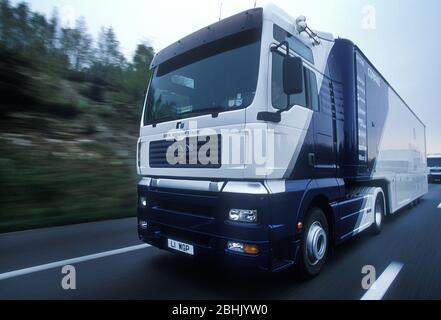 BMW Williams Formel 1-Mannschaftstransporter fahren zum spanischen GP 2002 auf dem Circuit de Catalunya Stockfoto