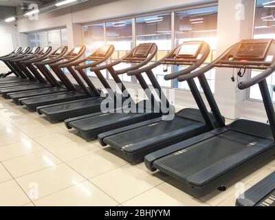 Leere Laufbänder Reihen sich in einem Fitness-Cardio-Bereich Stockfoto