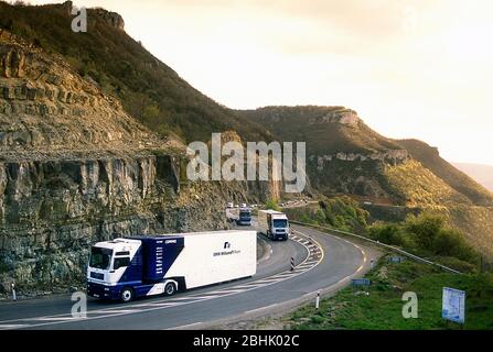 BMW Williams Formel 1-Mannschaftstransporter fahren zum spanischen GP 2002 auf dem Circuit de Catalunya Stockfoto