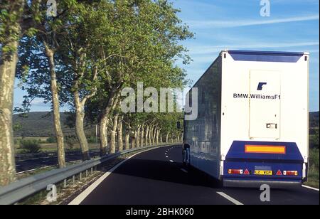 BMW Williams Formel 1-Mannschaftstransporter fahren zum spanischen GP 2002 auf dem Circuit de Catalunya Stockfoto