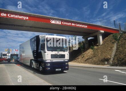 BMW Williams Formel 1-Mannschaftstransporter fahren zum spanischen GP 2002 auf dem Circuit de Catalunya Stockfoto