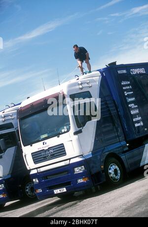 BMW Williams Formel 1-Mannschaftstransporter fahren zum spanischen GP 2002 auf dem Circuit de Catalunya Stockfoto