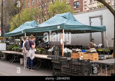 New York, NY, USA. 19. April 2020. Farmers Market Straßenverkäufer und Kunden auf der Upper West Side von Manhattan während der Coronavirus-Pandemie. Stockfoto