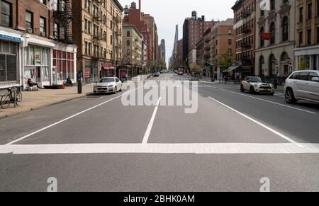 New York, NY, USA. 19. April 2020. Die normalerweise geschäftige Amsterdam Avenue auf der Upper West Side von Manhattan ist während des Coronavirus pa leer von Taft Stockfoto
