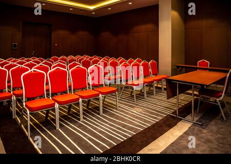 Leerer kleiner Präsentationsraum bereit für die Konferenz. Stockfoto