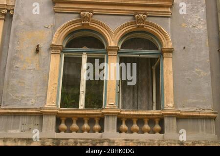 Architektonische Details auf Gebäude aus dem 19. Jahrhundert in Sibiu, Rumänien Stockfoto