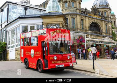 Entdecken Sie die Buxton Tours Straßenbahn vor dem Buxton Opera House, The Square, Buxton, Derbyshire, England Stockfoto