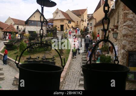 Besucher der mittelalterlichen Zitadelle Râșnov in Rumänien Stockfoto